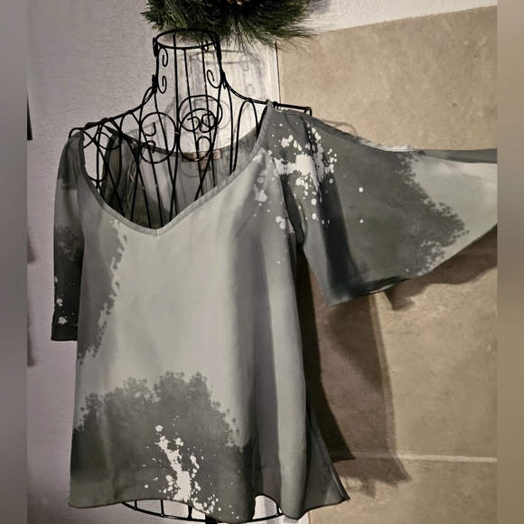 Love 21 Cold Shoulder High-Low Blouse - Picture 3 of 5